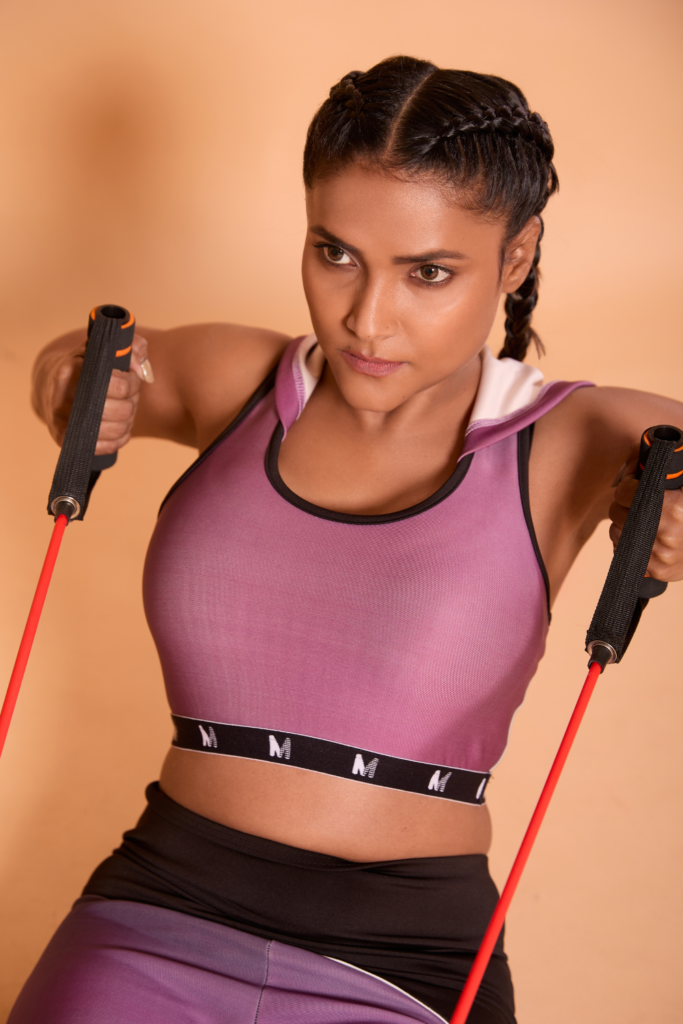 muscle mommy working out with a resistance band